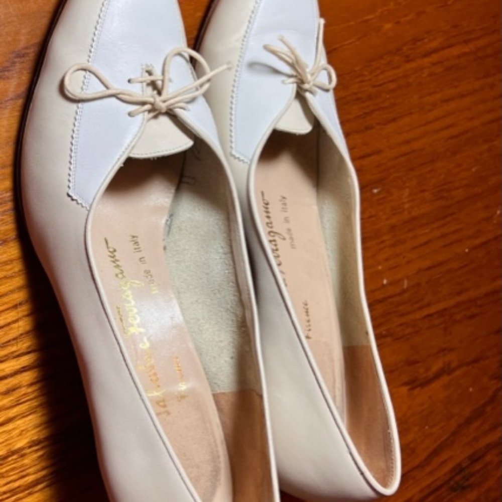 Salvatore Ferragamo Spectator Pump size 9 creme and white - Picture 4 of 10